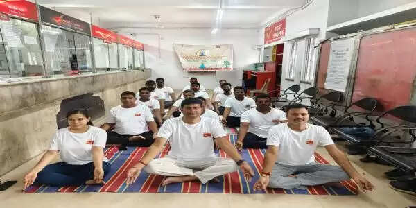 प्रधान डाकघर में कर्मचारियों ने किया योग