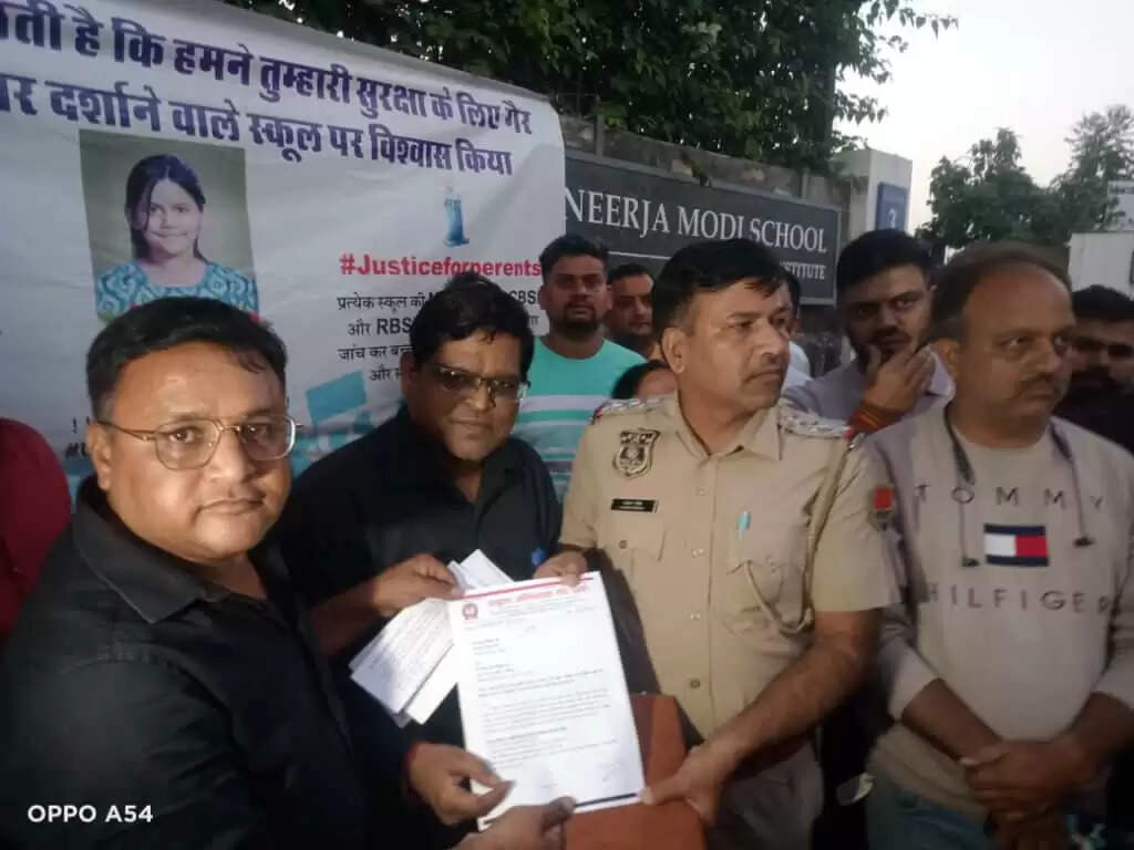 कैंडल मार्च में अमायरा को नम आंखों से दी श्रद्धांजलि