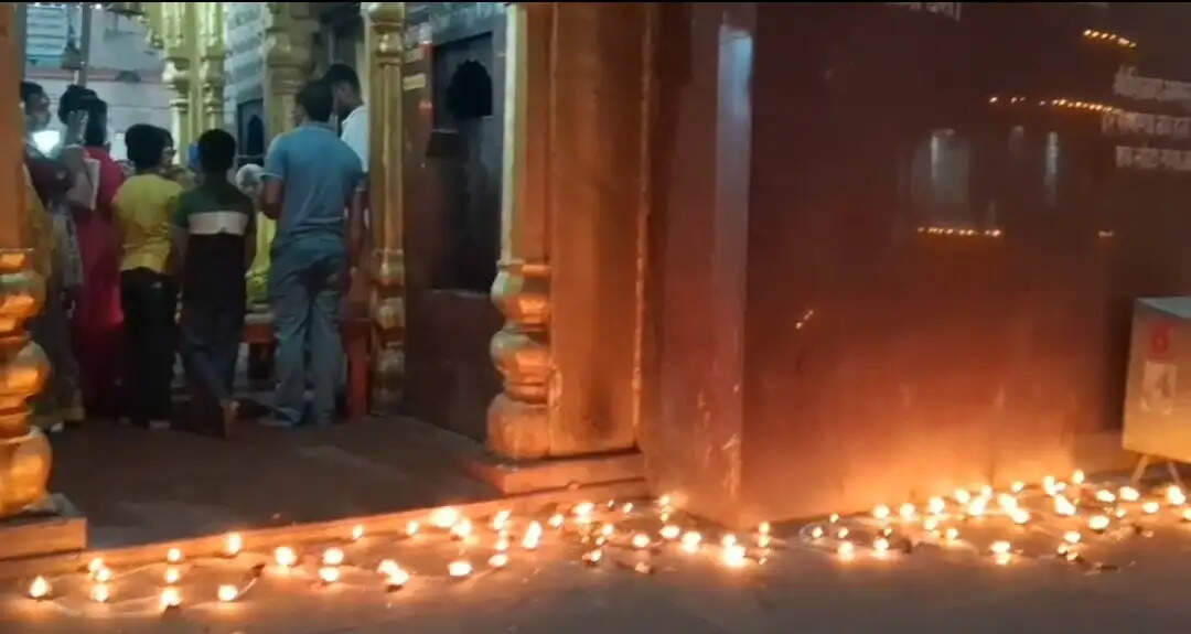पीएम मोदी के जन्मदिन पर उपमुख्यमंत्री विजेंद्र प्रसाद यादव ने बाबा हरिहरनाथ मंदिर में जलाए आशीर्वाद के दीप