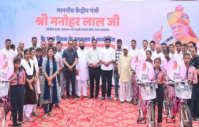 सोनीपत: विधायक ने पीरगढ़ी में बेटियों को 70 साइकिल बांटी