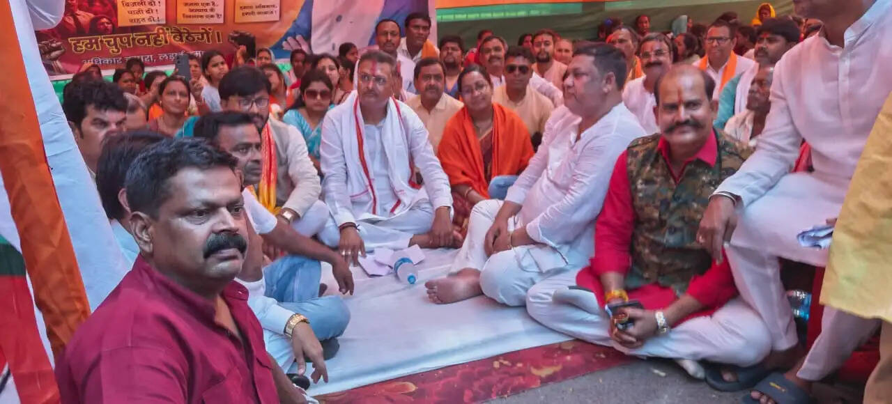 भाजपा ने घेरा सीसीएल के जीएम का कार्यालय, मांगे पूरा करने पर प्रबंधन सहमत
