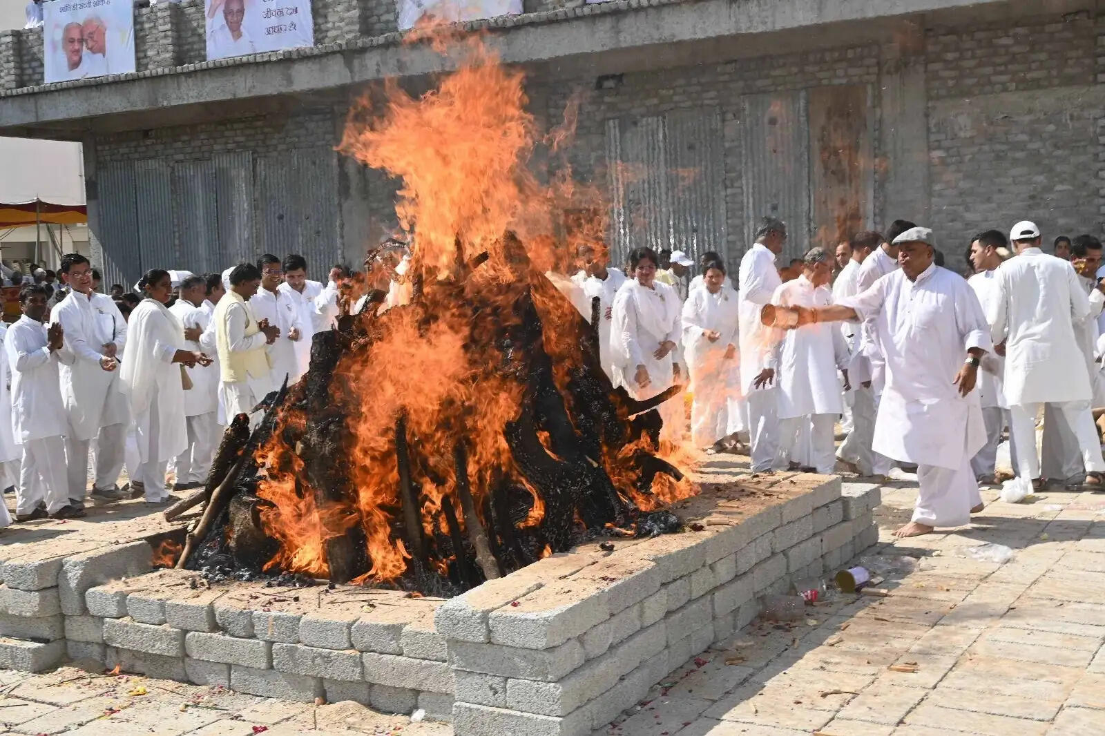 हजारों लोगों ने नम आंखों से दी विदाई, दादी रतनमोहिनी पंचतत्व में विलीन