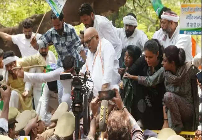 नीट परीक्षा रद्द करने की मांग को लेकर अजय राय के नेतृत्व में कांग्रेस ने प्रदर्शन किया