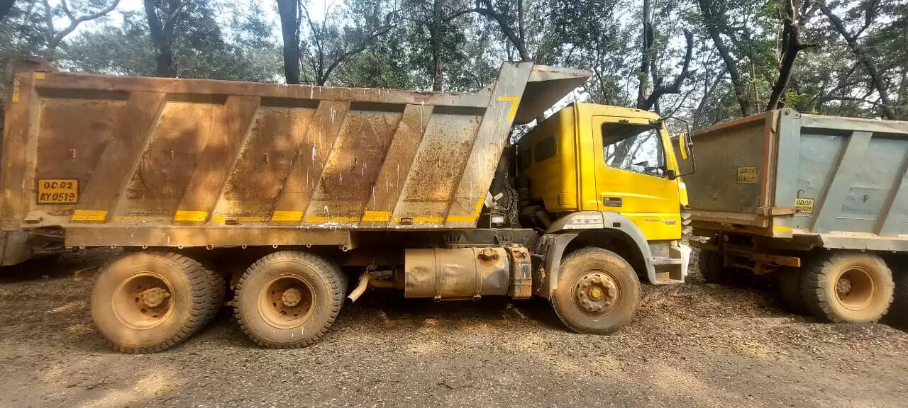 अवैध खनन को लेकर हाइवा मालिक और चालक पर प्राथमिकी दर्ज