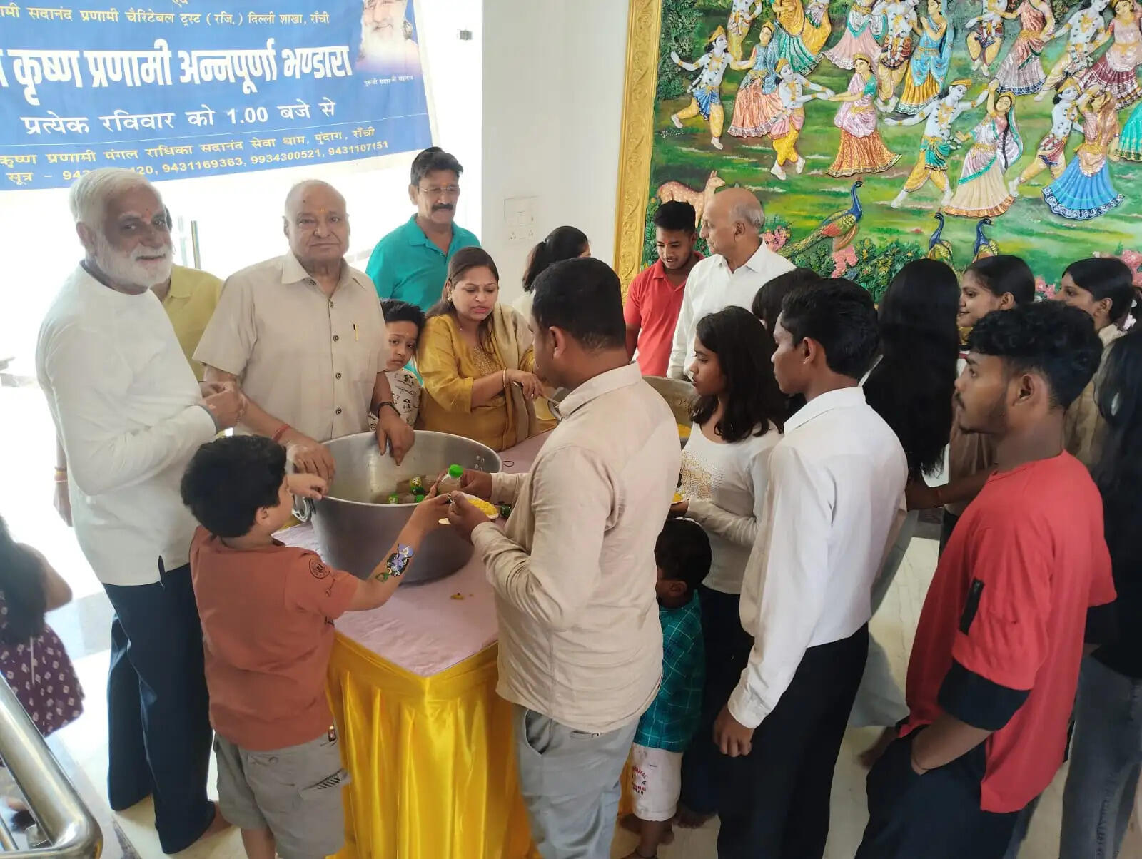 राधा-कृष्ण मंदिर में महाप्रसाद का वितरण