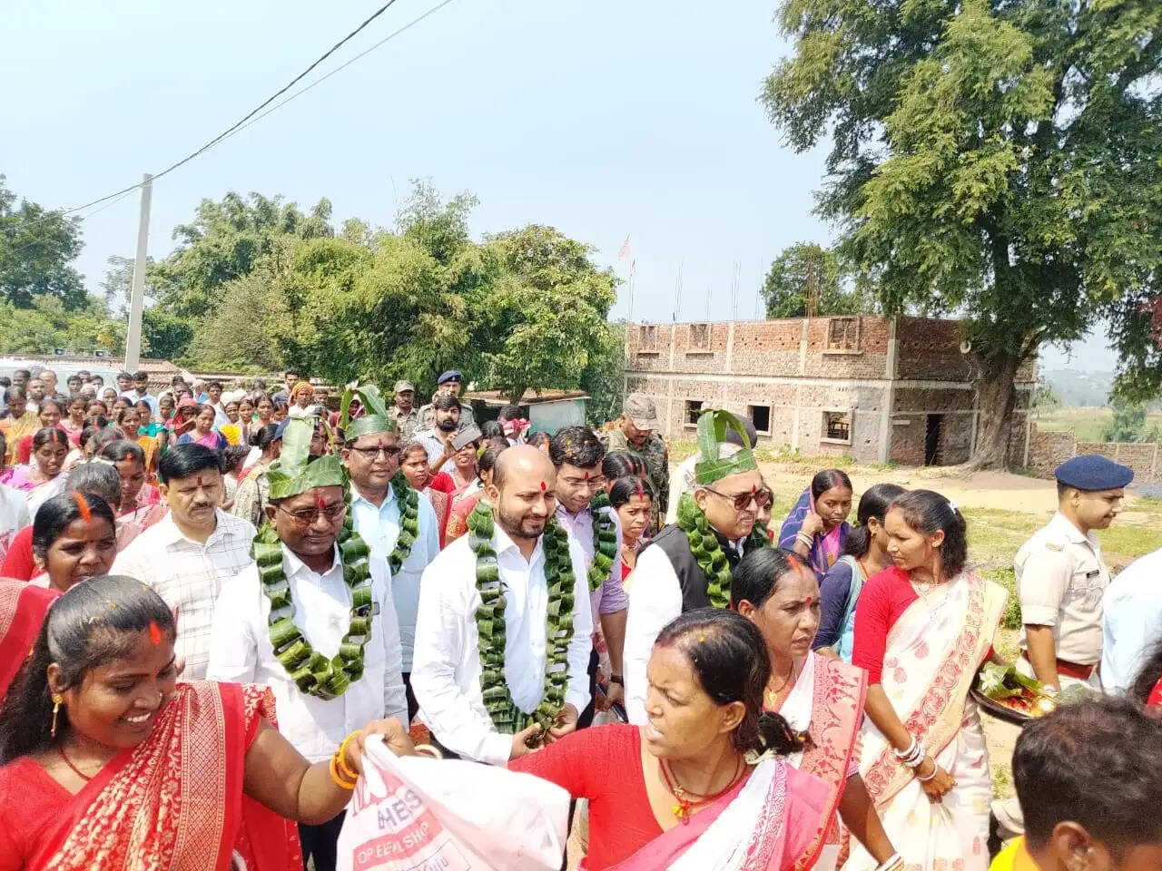 आदिम जनजातियों के घर&nbsp;पहुंची योजना, आयुक्त ने किया 'प्रोजेक्ट समर्थ' योजना की शुरूआत