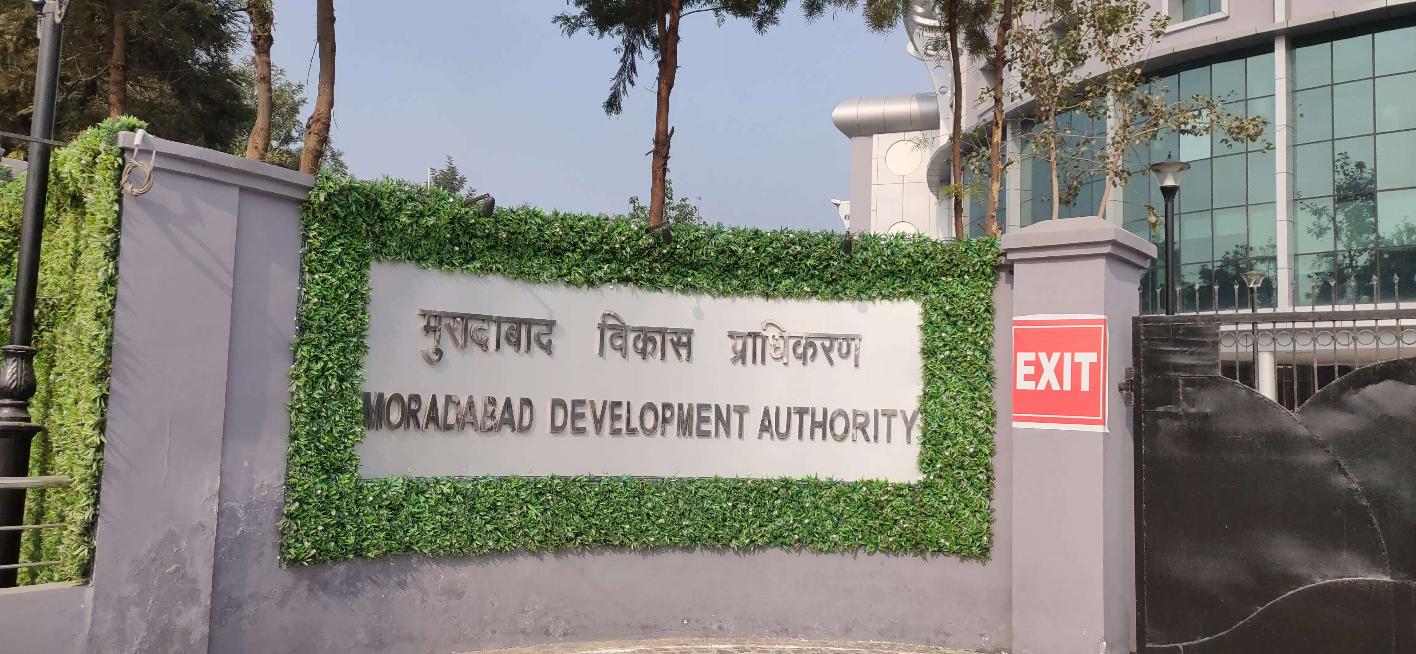 एमडीए ने मदरसा की जमीन पर ढाई सौ वर्ग मीटर से अधिक क्षेत्र में बने भवन को किया ध्वस्त
