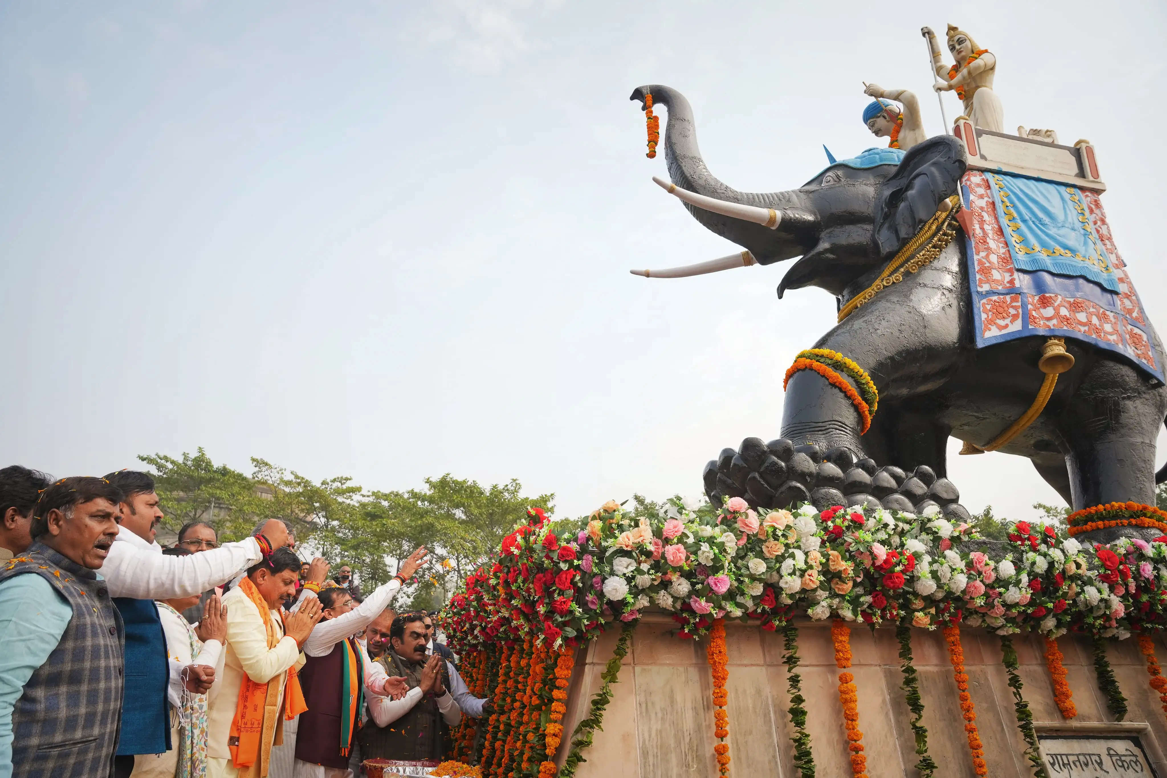 जबलपुर: मुख्यमंत्री डॉ यादव ने रानी दुर्गावती की प्रतिमा पर पुष्प अर्पित कर किया नमन, विमानतल पर हुआ भव्य स्वागत