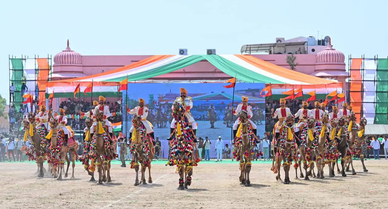 बीकानेर में&nbsp;मुख्यमंत्री ध्वजारोहण&nbsp;कर&nbsp;बाेले,&nbsp;वर्ष 2047 तक विकसित भारत-विकसित राजस्थान के संकल्प को सिद्धि तक पहुंचाएंगे