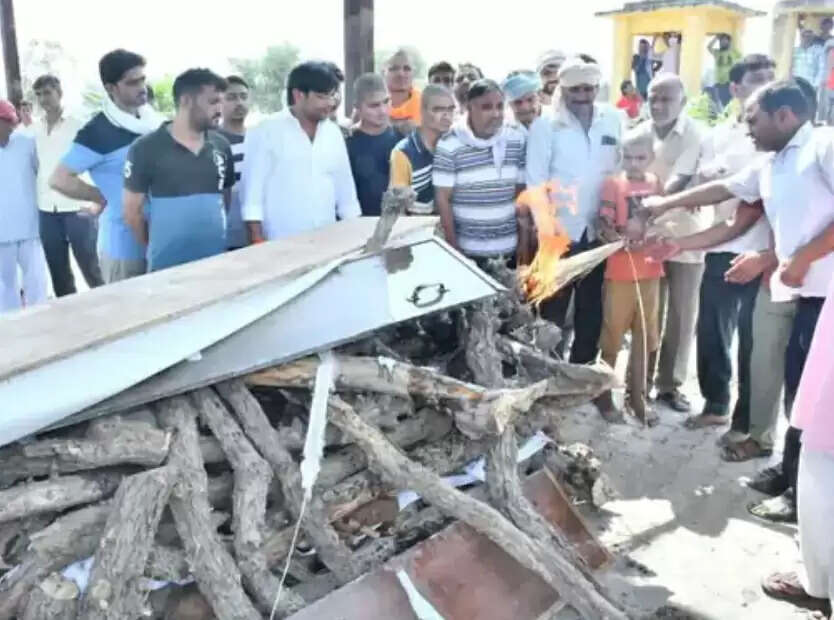 भारतीय सेना के जवान को सैन्य सम्मान के साथ अंतिम विदाई, 10 वर्षीय बेटे ने दी मुखाग्नि