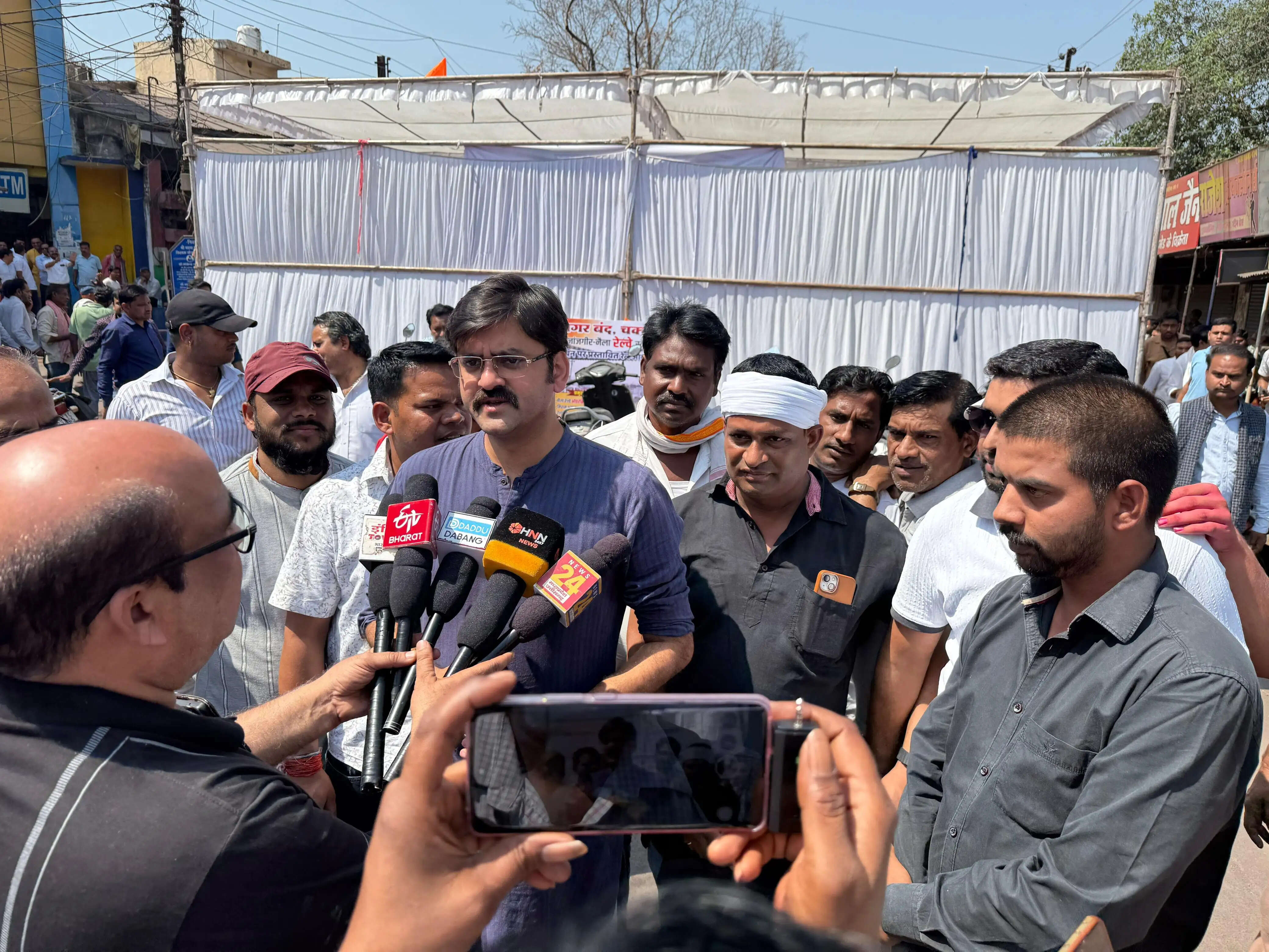 नैला रेलवे फाटक पर जाम के खिलाफ फूटा जनआक्रोश, ओवरब्रिज की मांग को लेकर नगर बंद और चक्काजाम