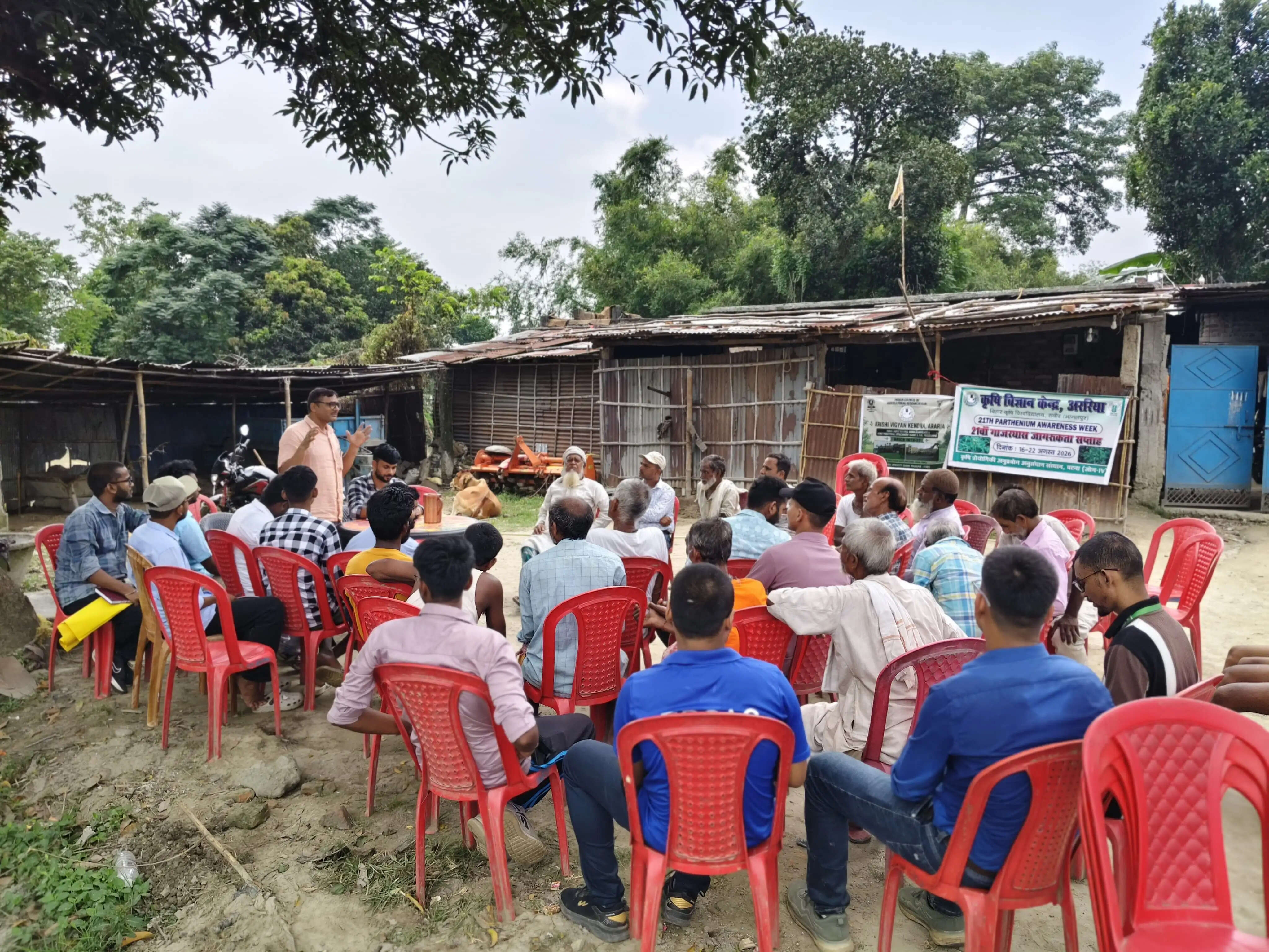 धान में रोग, कीट एवं खरपतवार नियंत्रण पर किसानों को दिया गया प्रशिक्षण