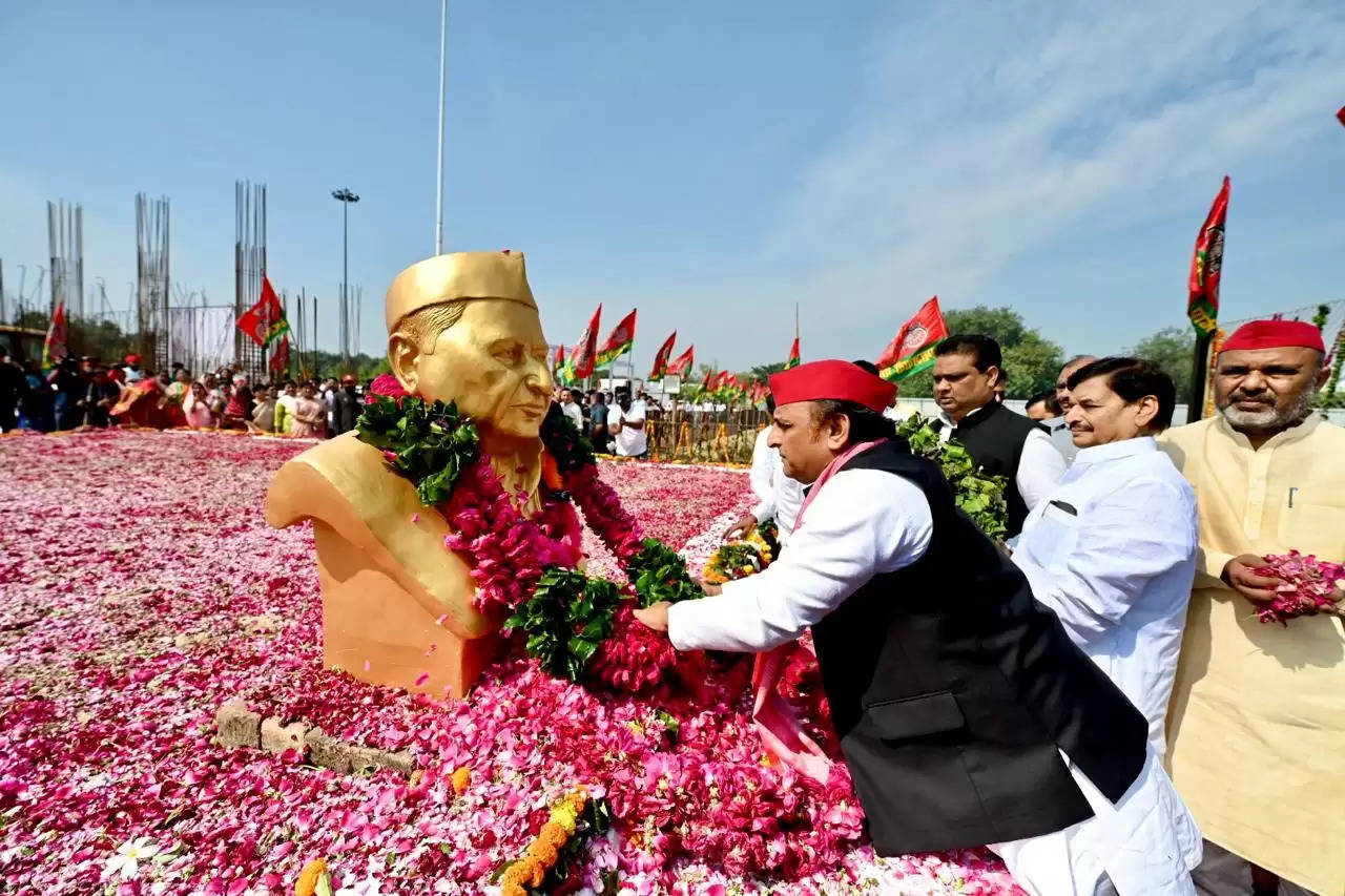 नेताजी मुलायम सिंह यादव की पुण्यतिथि, अखिलेश यादव ने दी श्रद्धांजलि