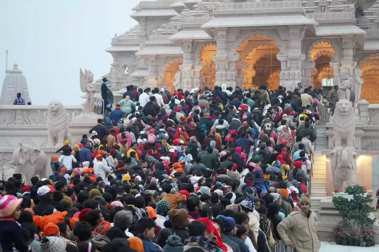 राम मंदिर: आठ लाख श्रद्धालुओं से पटी नजर आई अयोध्या