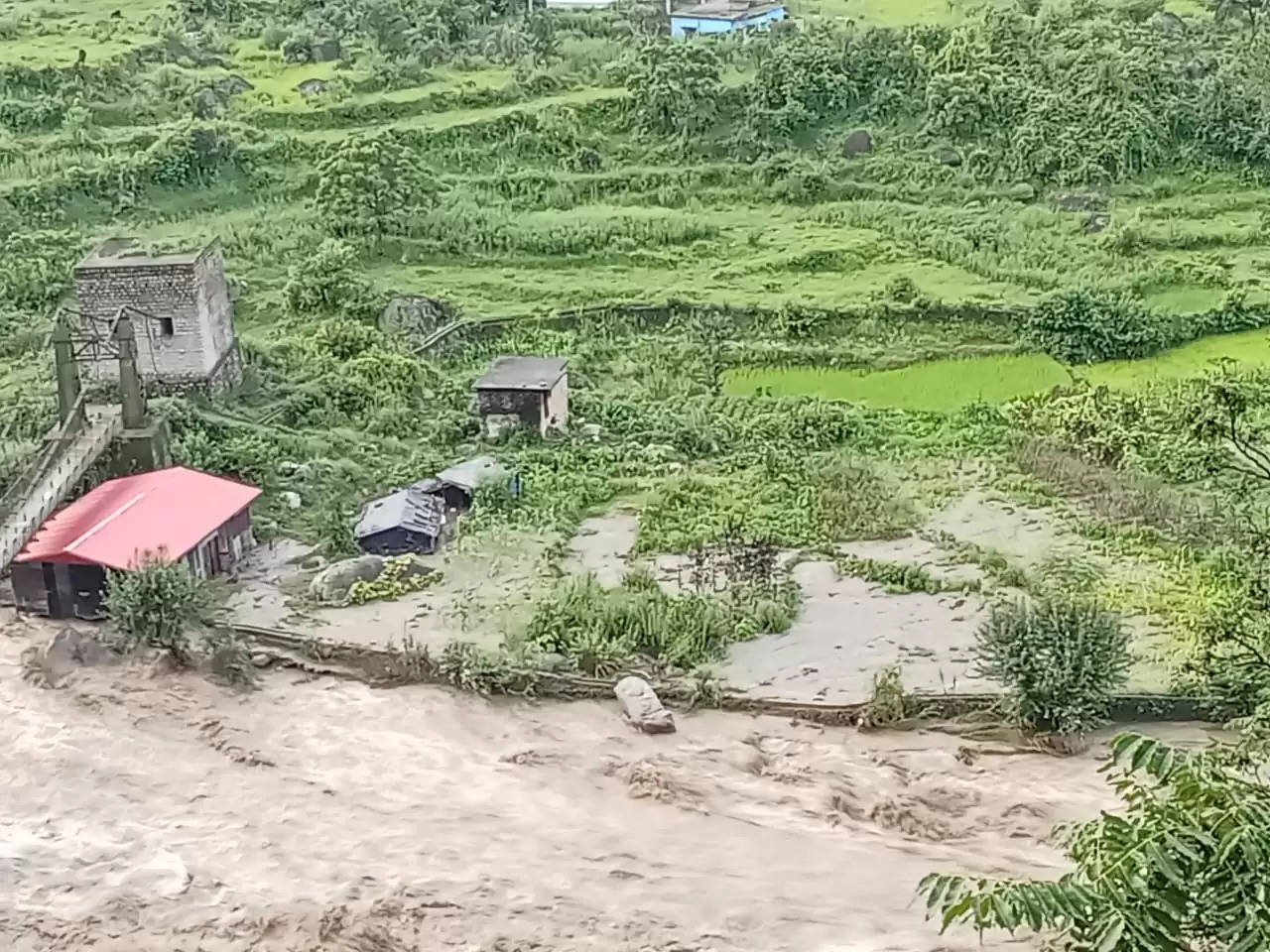 भारी बारिश से उफनाई बालगंगा नदी, मकान व रास्ते क्षतिग्रस्त