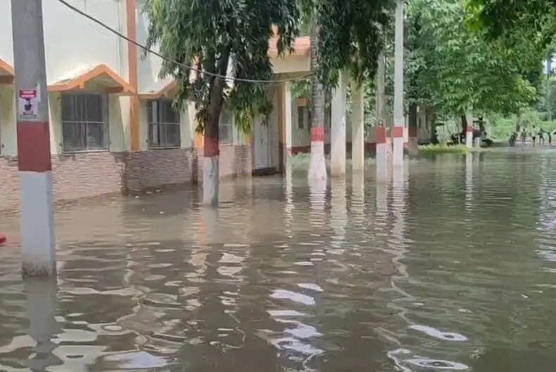 टीएमबीयू परिसर में घुसा बाढ़ का पानी, प्रशासनिक भवन जलमग्न