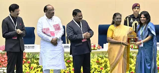 आदिवासी मांगते नहीं, अपनी जरूरतें स्वयं पूरी करते हैं: राष्ट्रपति मुर्मु