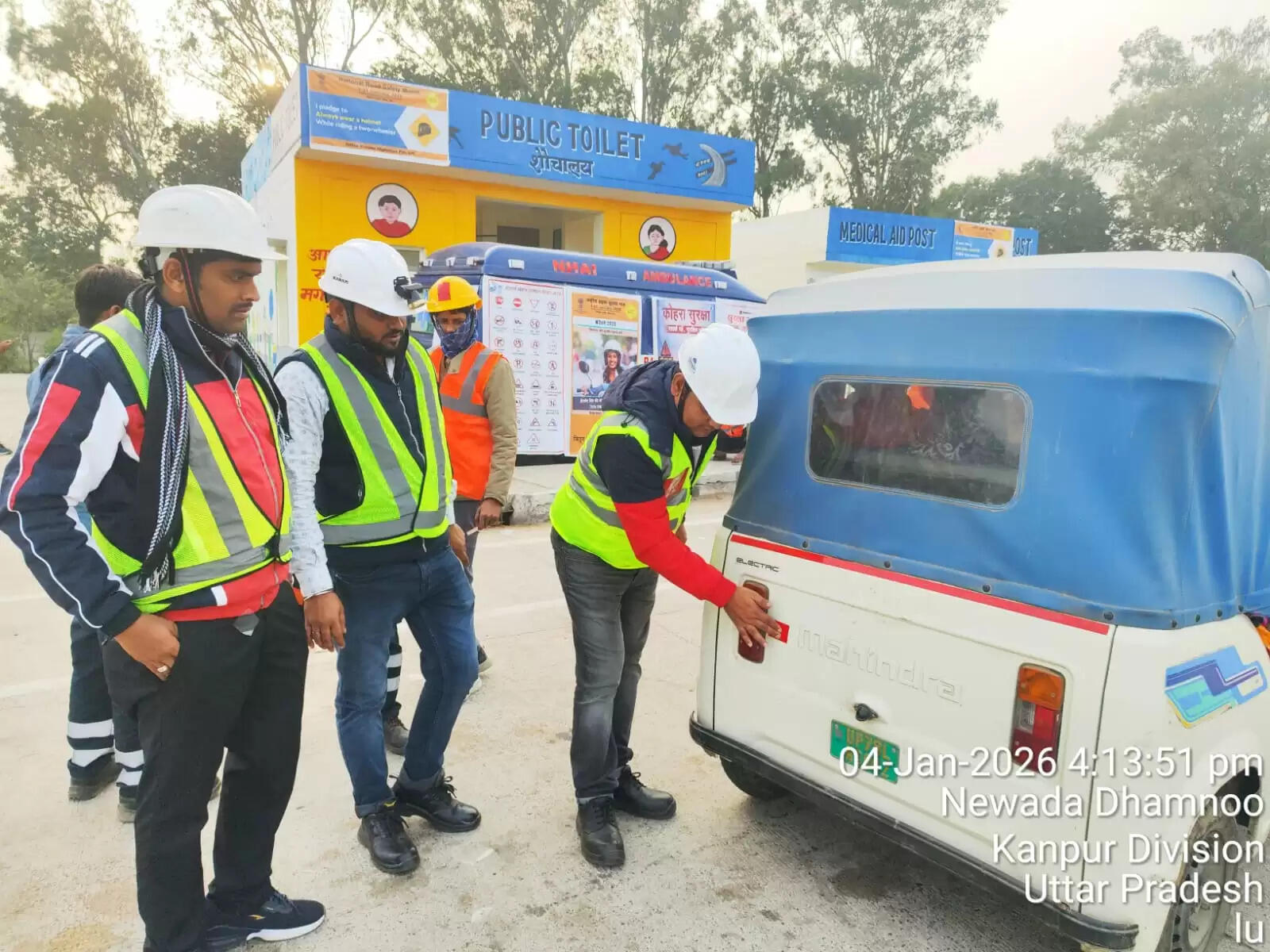 सड़क सुरक्षा माह में लगाए जा रहे रिफ्लेक्टिव टेप व हाे रही सख्त पेट्रोलिंग : जिलाधिकारी