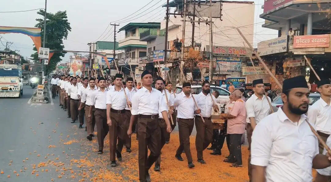 स्वयंसेवकों ने राष्ट्र के प्रति&nbsp;निष्ठा और अनुशासन का पथ संचलन में दिया संदेश