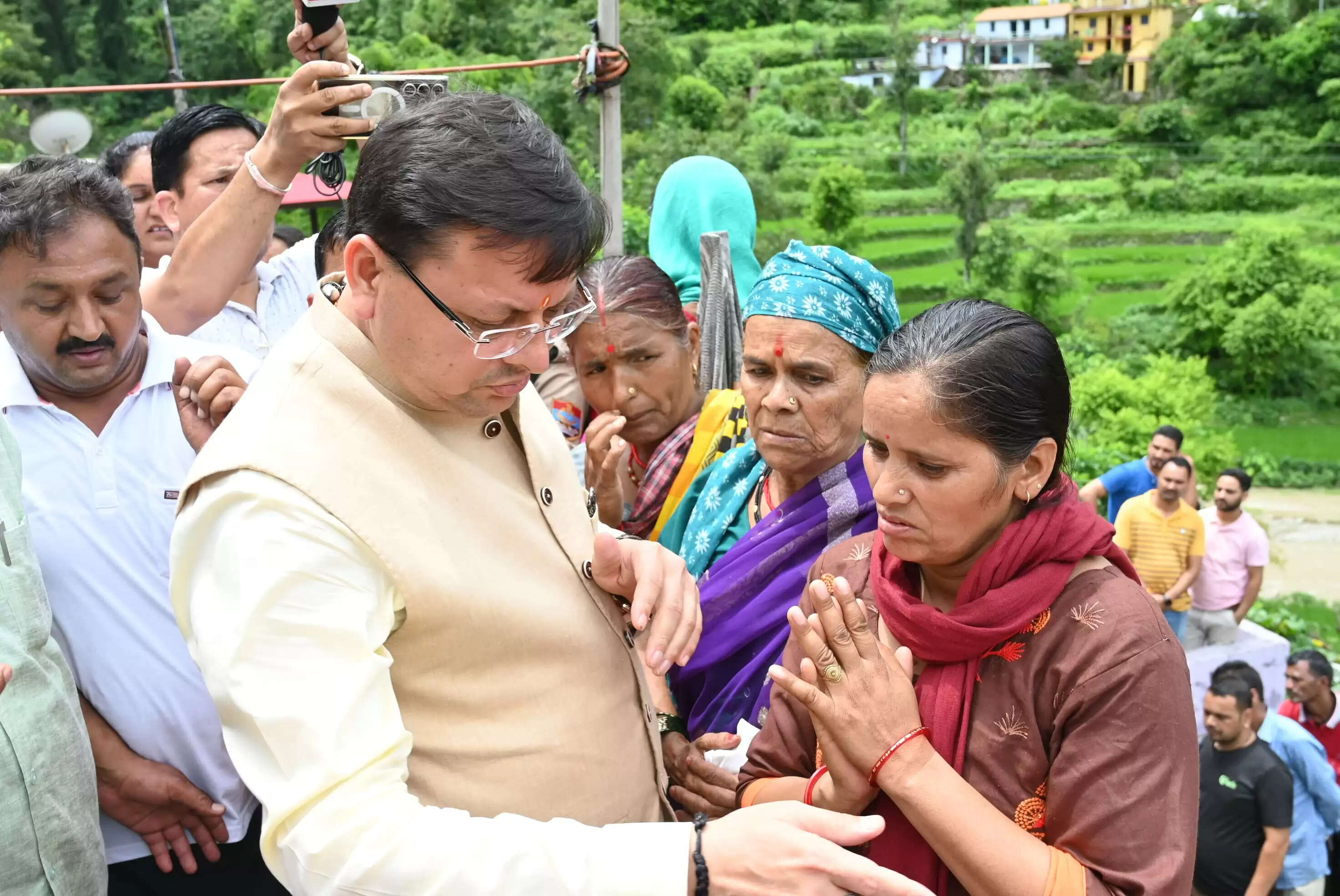 मुख्यमंत्री धामी ने आपदाग्रस्त जखन्याली का किया स्थलीय निरीक्षण, बोले- लोगों की सुरक्षा सरकार की पहली प्राथमिकता