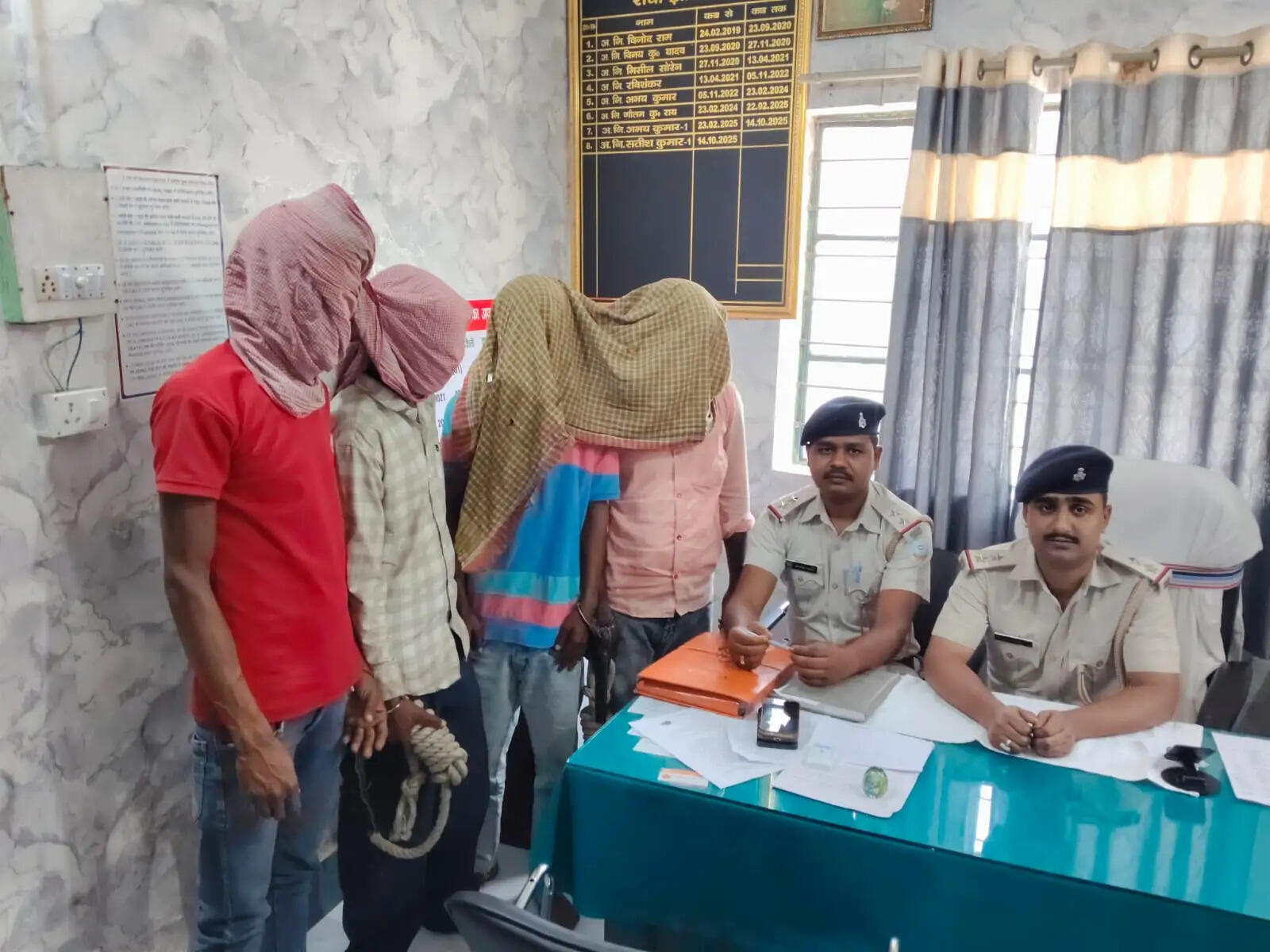 चोरी के दो अलग-अलग मामलों में चार गिरफ्तार