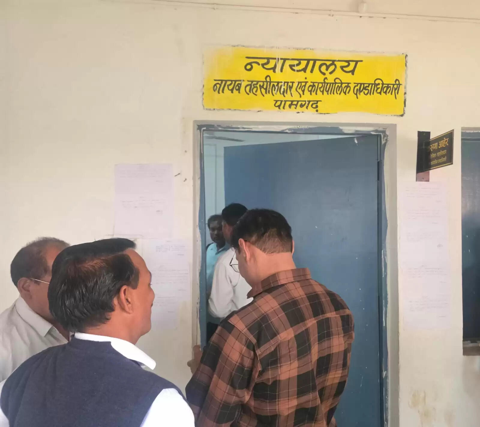 नायब तहसीलदार और पटवारी 35 हजार की रिश्वत लेते रंगे हाथ गिरफ्तार, धान केंद्र प्रभारी की शिकायत पर कार्रवाई