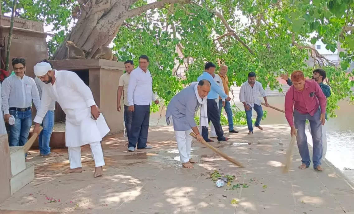 पंचक्रोशी यात्रा के पहले पड़ाव कर्मदेश्वर महादेव मंदिर में कांग्रेसजनों ने किया श्रमदान