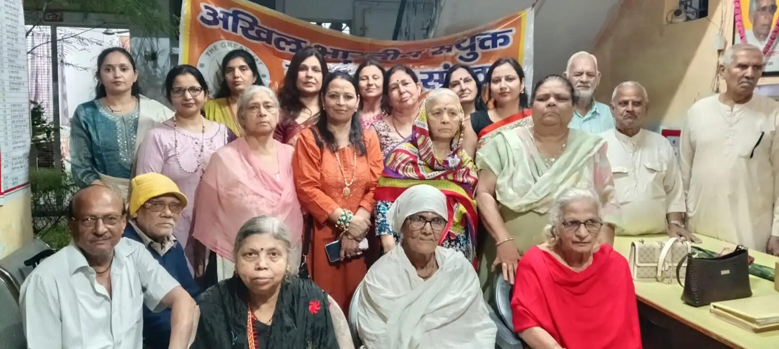 वृद्धाश्रम में बुजुर्गों की सेवा कर जाट महिला संगठन ने दिया सम्मान का संदेश