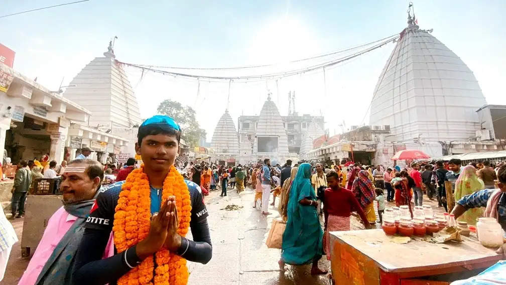 पलामू के छात्र ने विश्व शांति के लिए दो हजार किमी साइकिल यात्रा कर देवघर शिव मंदिर में चढ़ाया गंगोत्री का जल