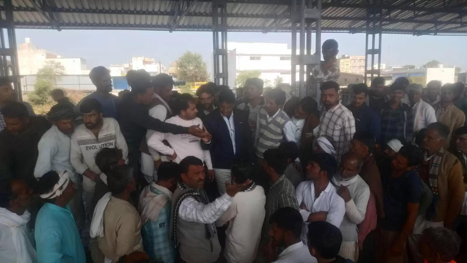 राजगढ़ः मंडी में प्याज के कम दामों को लेकर किसानों ने किया विरोध