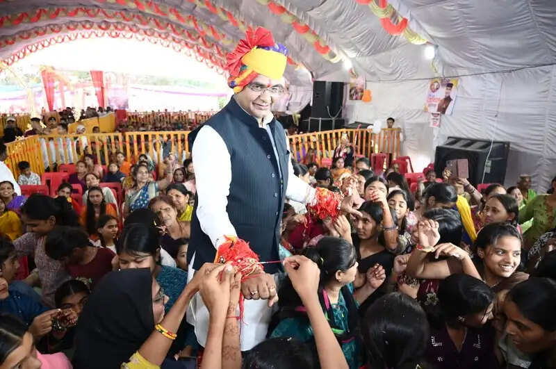 भोपालः विश्व के सबसे बड़े नरेला रक्षाबंधन महोत्सव का भव्य शुभारंभ, हजारों बहनों ने मंत्री सारंग को बांधी राखी