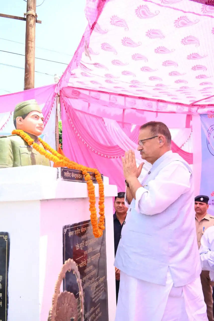 गणेश जोशी ने शहीद कैप्टन दल बहादुर थापा की प्रतिमा का अनावरण किया
