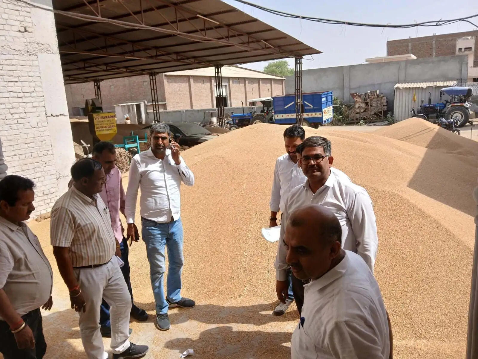 सिरसा: सीएम फ्लाइंग टीम की गोदामों में रेड, लगाया 96 हजार जुर्माना