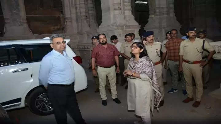 ग्वालियरः पुलिस प्रेक्षक चौरसिया ने कलेक्टर एवं पुलिस अधीक्षक के साथ किया स्ट्रांग रूम का निरीक्षण