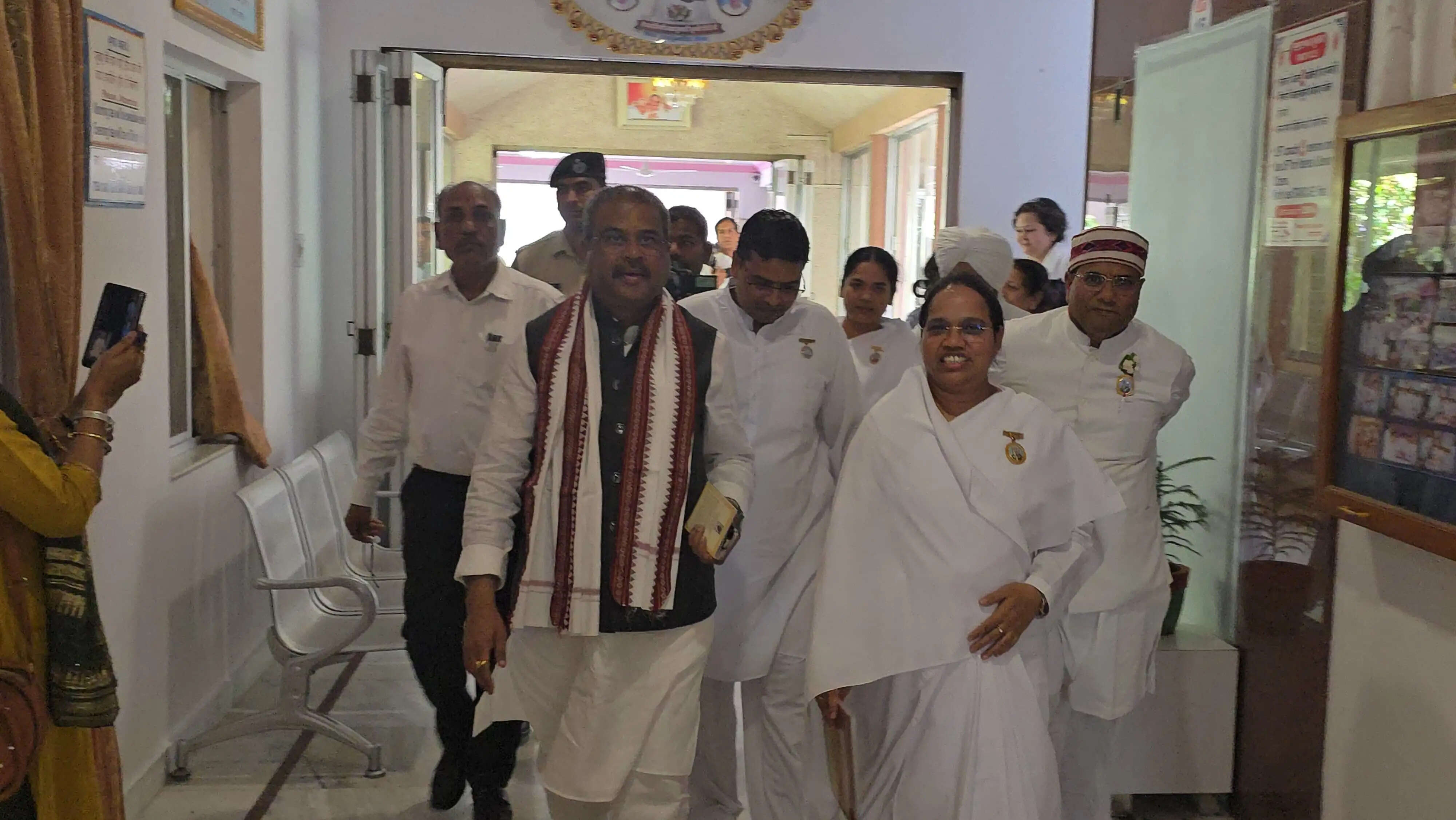 केंद्रीय शिक्षा मंत्री धर्मेंद्र प्रधान पहुंचे शांतिवन, राष्ट्रीय शिक्षाविद् सम्मेलन का करेंगे शुभारंभ