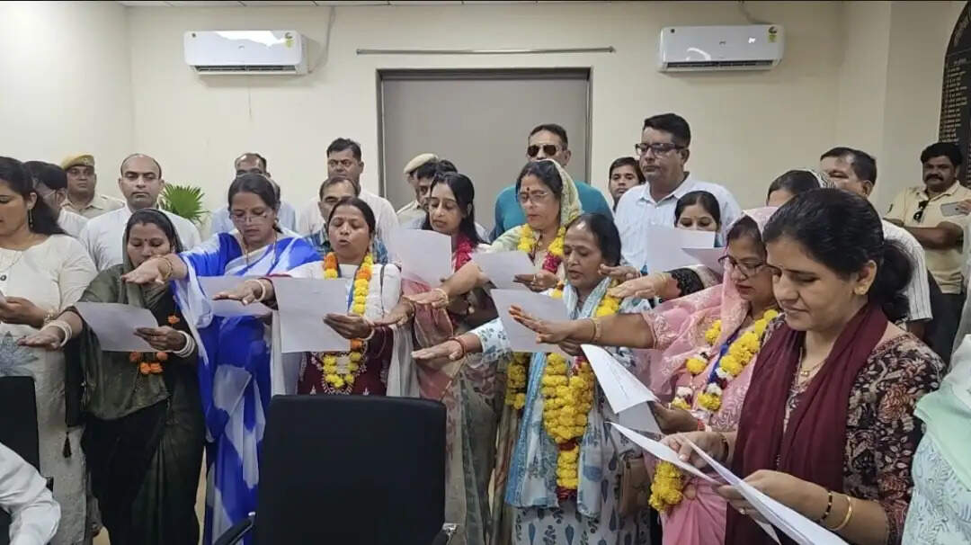 बाड़ाबंदी के बीच अजमेर में कांग्रेस के विजयी पार्षदों ने ली शपथ