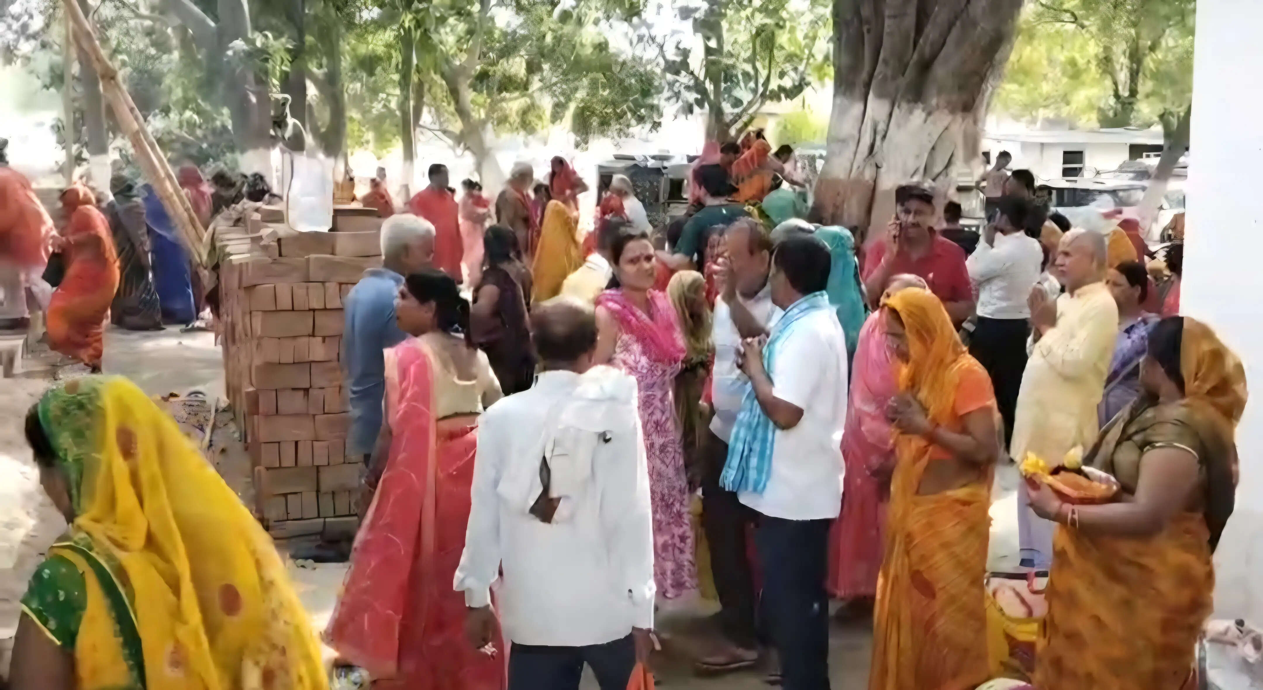 सारण में गंगा दशहरा पर श्रद्धालुओं ने सरयू और गंगा नदी में लगाई डुबकी