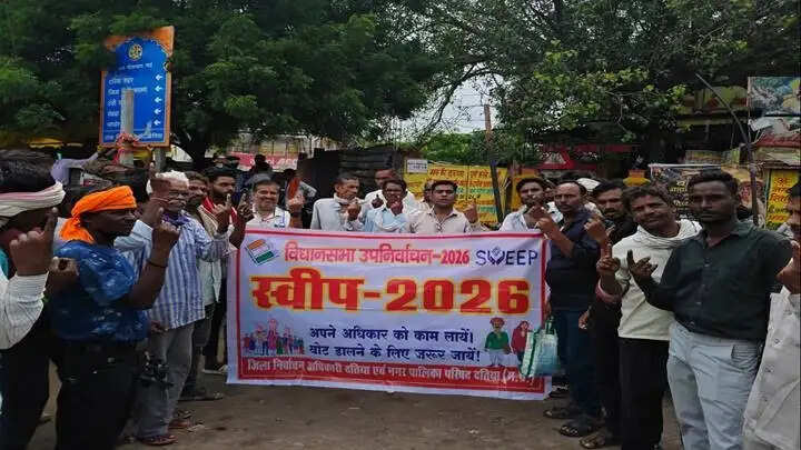 दतिया विधानसभा उपचुनावः बीएलओ घर-घर जाकर वितरित कर रहे हैं मतदान पर्चिया