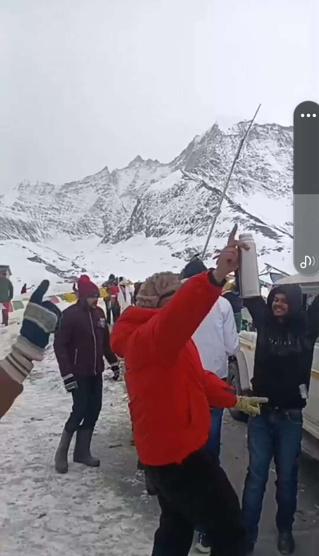 शिकुला में बर्फबारी का आनंद ले रहे पर्यटक