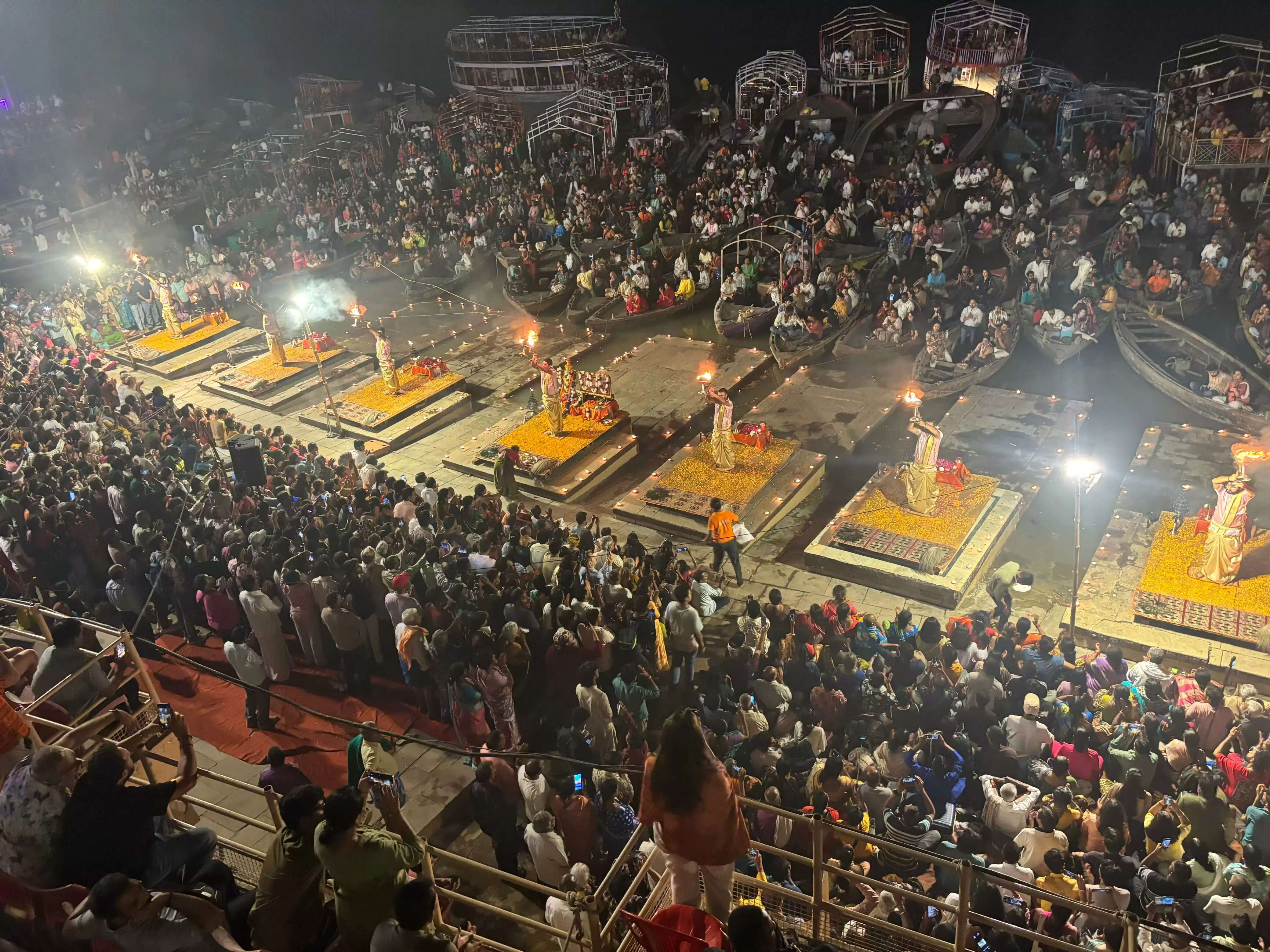 सौ दिन बाद दीपावली पर्व पर दशाश्वमेध घाट पर भव्यतम हुई मां गंगा की आरती