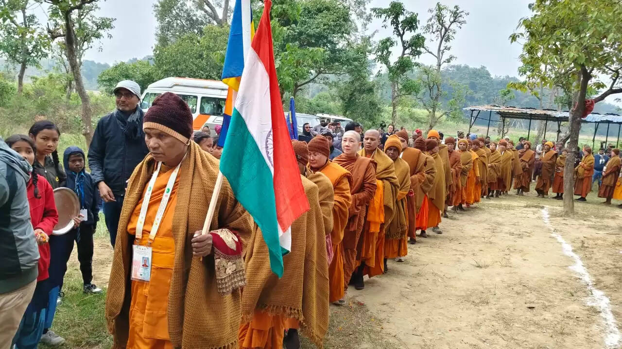 वाल्मीकि नगर&nbsp; के&nbsp;&nbsp; दरुआबारी गांव पहुंचे 13 देश के बौद्ध