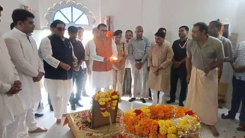सीहोरः अमर शहीद कुंवर चैनसिंह के शहादत दिवस पर दिया गया गार्ड ऑफ ऑनर