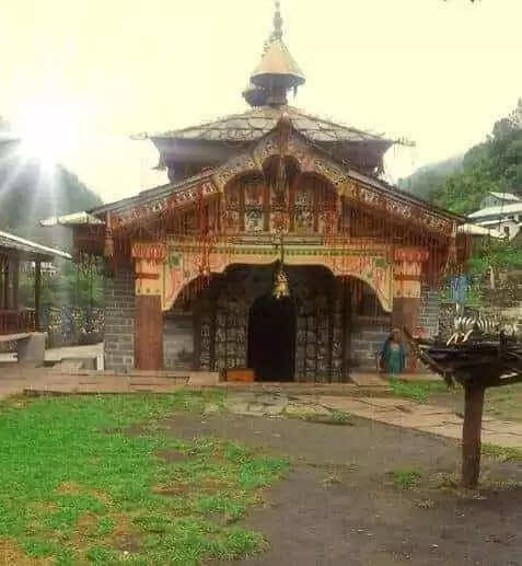देवभूमि के इस रहस्यमय मंदिर में महाशिव का जलाभिषेक कर गायब हो जाती है जलधारा
