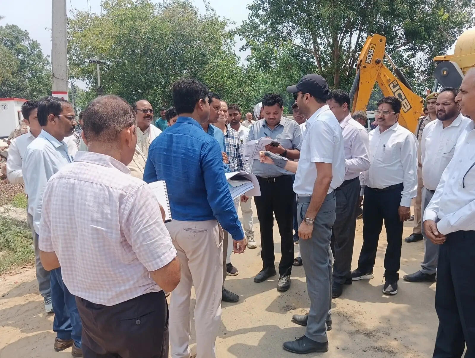 डीएम ने दो निर्माणाधीन परियोजनाओं का किया औचक निरीक्षण