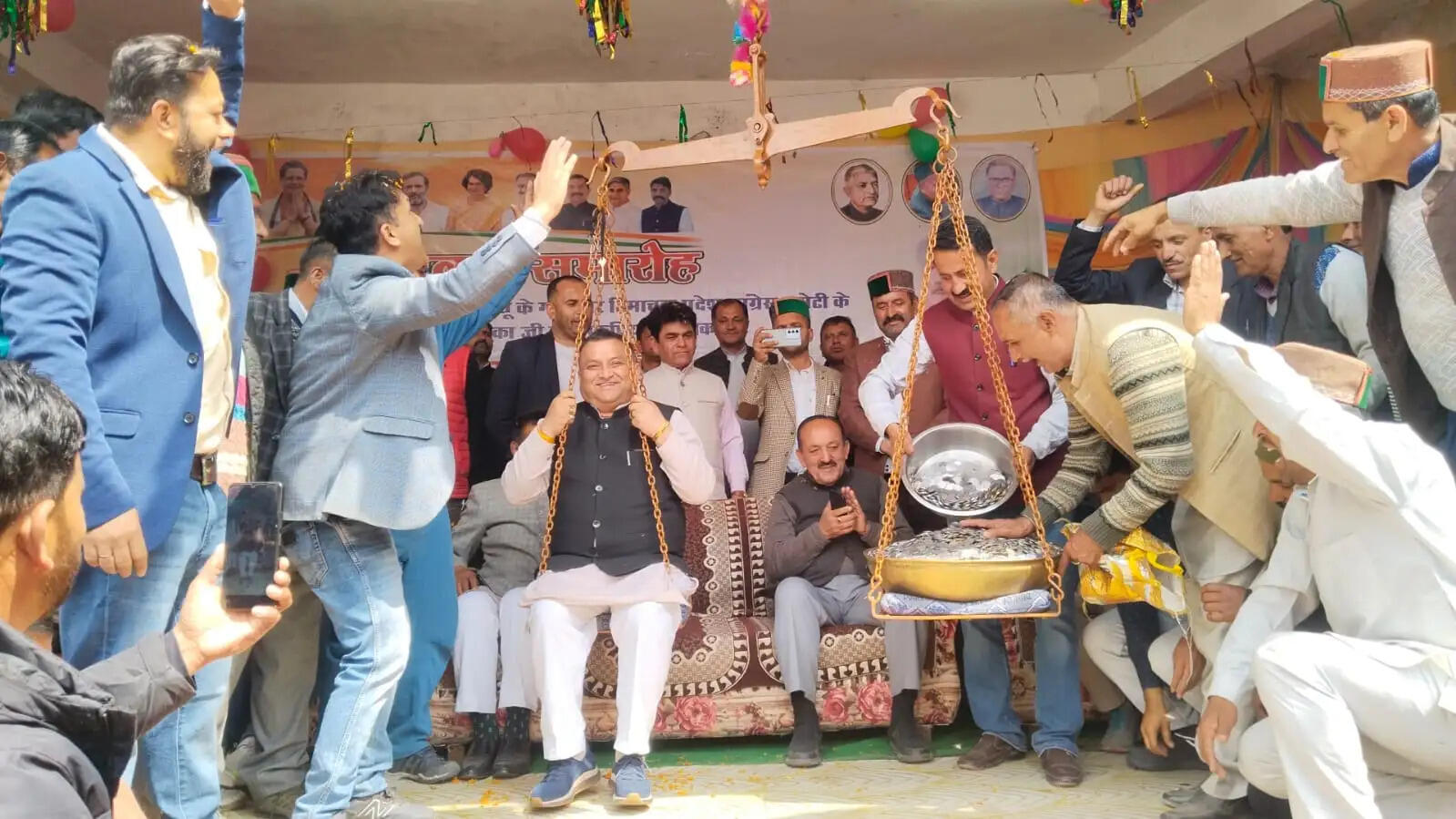 सिरमौर में नई ग्राम पंचायत बनने पर समारोह, कांग्रेस प्रदेश अध्यक्ष को सिक्कों से तोला