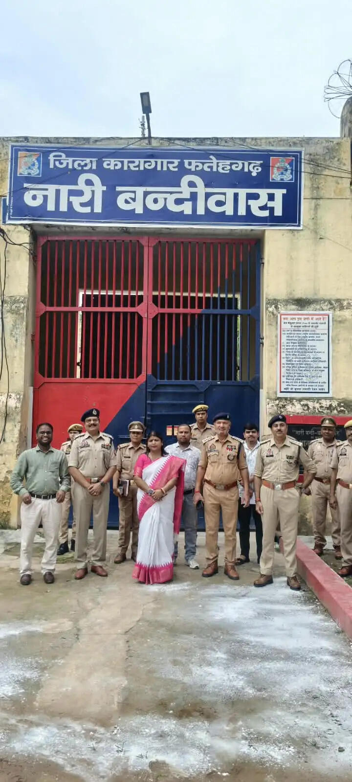 फर्रुखाबाद: राज्य महिला आयोग की सदस्य ने जिला कारागार में बंदी महिलाओं का जाना हालचाल