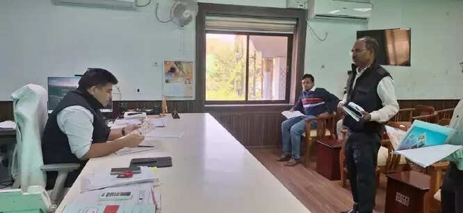 समीक्षा बैठक में कलेक्टर ने लंबित प्रकरणों का निराकरण के दिए निर्देश