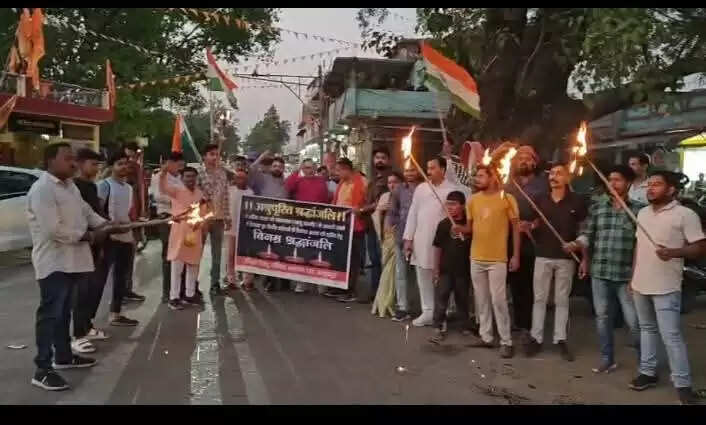 अनूपपुर: पहलगाम हमले के विरोध में पाकिस्तान का पुतला दहन कर लगाए गए मुर्दाबाद के नारे