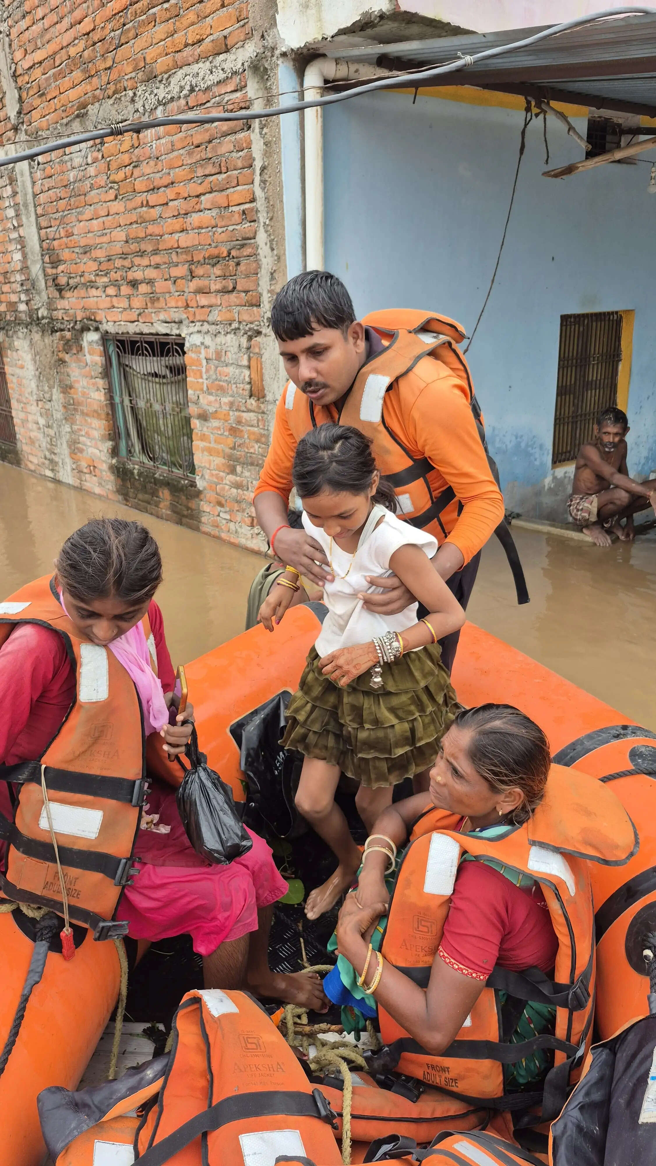चित्रकूट में मंदाकिनी की बाढ़ में फंसे 150 लोगों को सुरक्षित निकाला, योगी सरकार का राहत तंत्र सतर्क