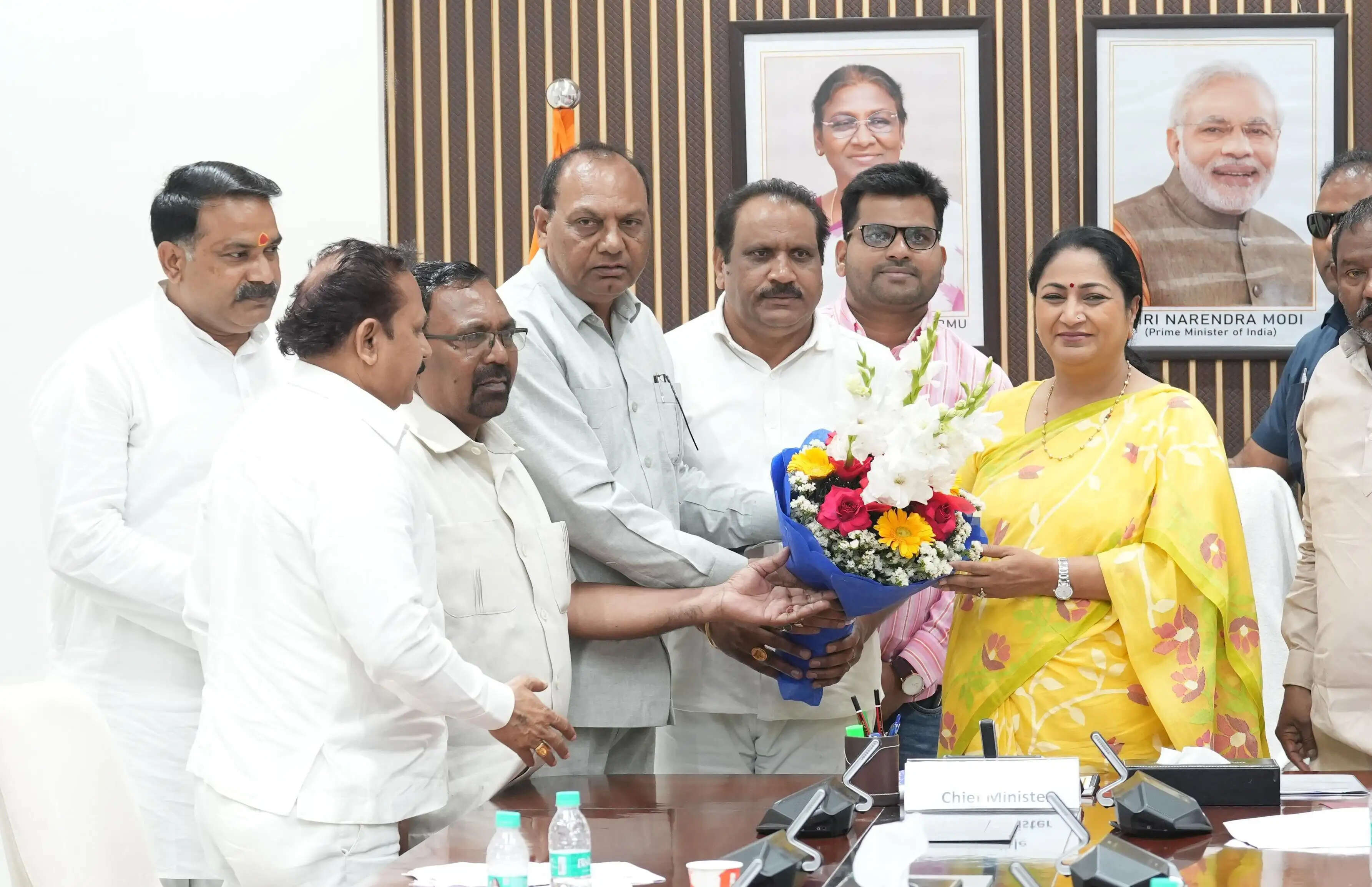 मुख्यमंत्री रेखा गुप्ता ने एमसीडी के सफाई कर्मचारी यूनियन कोर कमेटी के प्रतिनिधियों से की मुलाकात